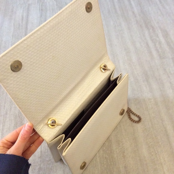 Vintage Cream Faux Snakeskin Gold-Chained Crossbody Bag - Picture 5 of 8